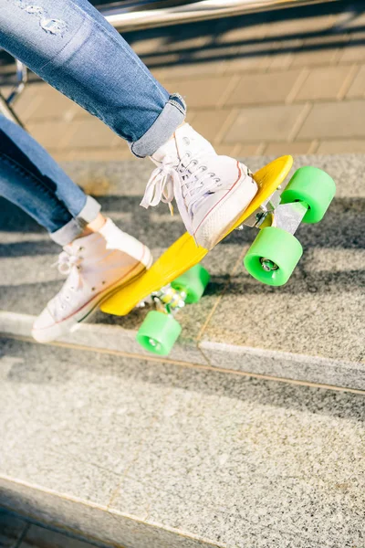 Ragazza con penny skateboard shortboard . — Foto Stock