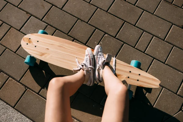 Chica con longboard de madera monopatín . —  Fotos de Stock