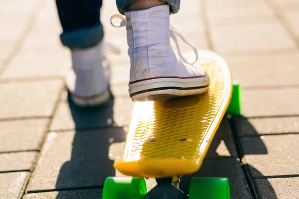 Flicka med penny skateboard shortboard. — Stockfoto