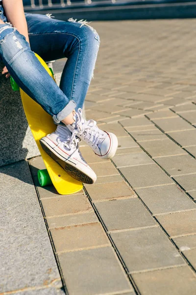 Meisje met penny skateboard shortboard. — Stockfoto