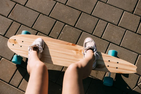 Девушка с деревянным скейтбордом . — стоковое фото