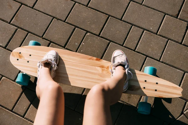 Dívka s dřevěnými longboard skateboard. — Stock fotografie