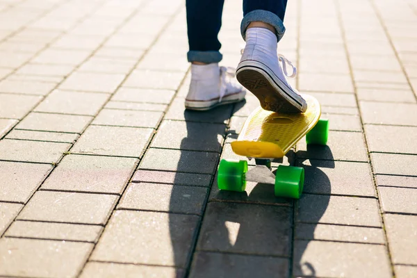 Flicka med penny skateboard shortboard. — Stockfoto