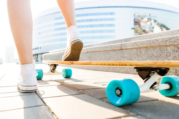 Ahşap longboard kaykay ile kız. — Stok fotoğraf