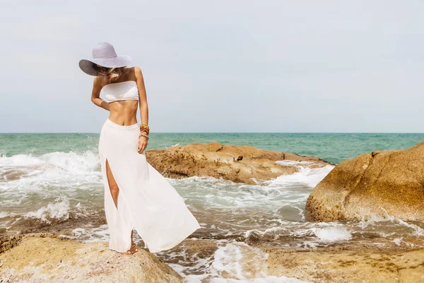 Linda dama en traje de verano en la playa . — Foto de Stock