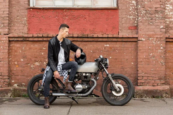 Жорстокий чоловік сидить на кав'ярні гонщик на замовлення мотоцикл . — стокове фото