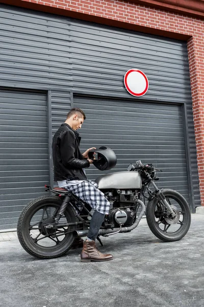 잔인 한 남자가 카페 레이서 사용자 정의 오토바이에 앉아. — 스톡 사진