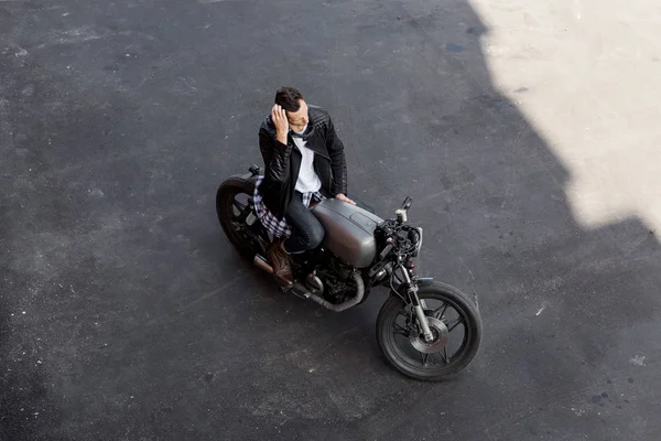 Vue du dessus de l'homme brutal avec café racer moto personnalisée . — Photo