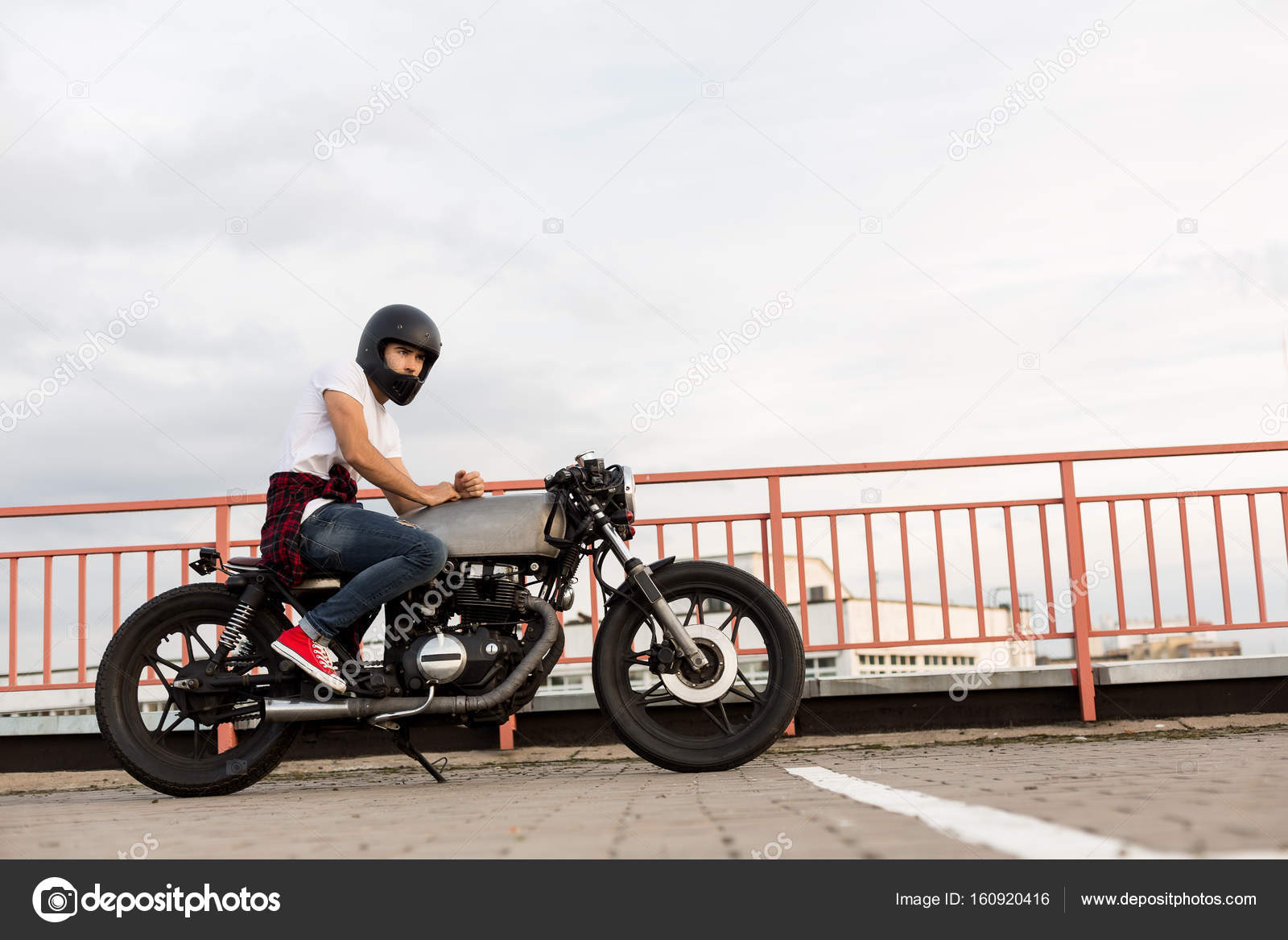 Resultado de imagen para chico en motocicleta