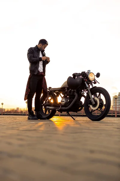 Brutal hombre cerca de su café corredor moto personalizada . —  Fotos de Stock