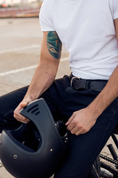 残忍な男カフェ レーサー カスタム バイクの上に座る. — ストック写真