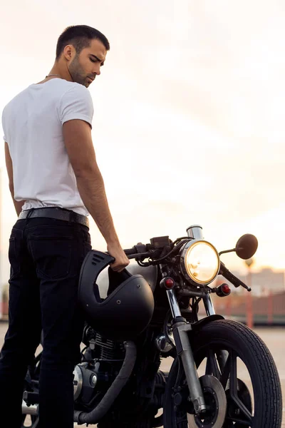 Brutal hombre cerca de su café corredor moto personalizada . — Foto de Stock