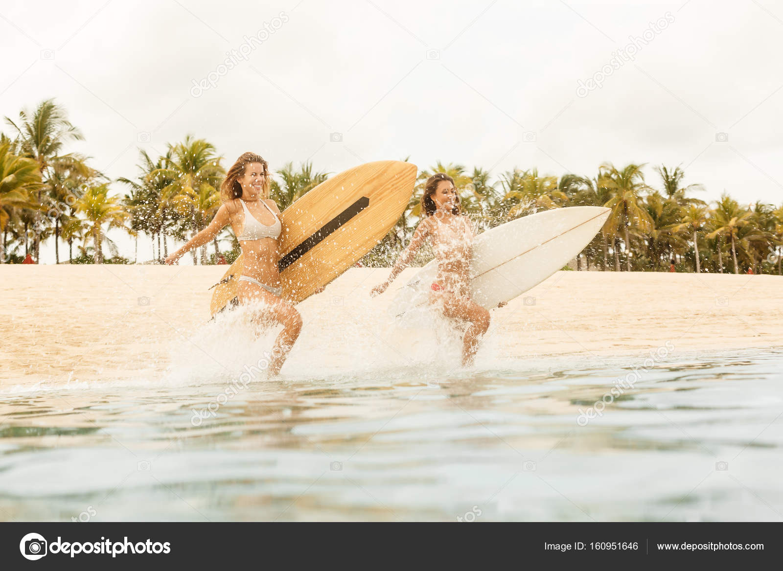 Surfista troca pranchas por câmeras e tira fotos de dentro do mar