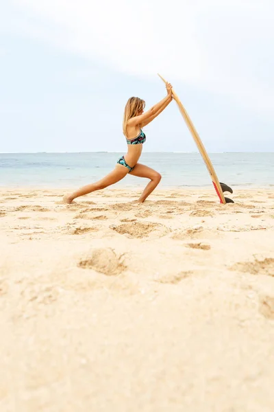 Bella ragazza surfista sportiva in spiaggia . — Foto Stock