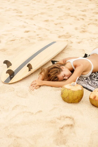 Mooie sportieve surfer girl op het strand. — Stockfoto