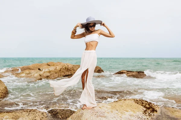 Mooie dame in zomer outfit op het strand. — Stockfoto