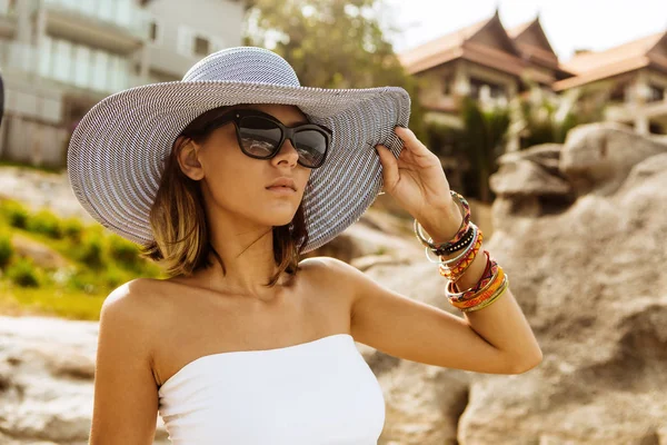 Mooie dame in zomer outfit op het strand. — Stockfoto