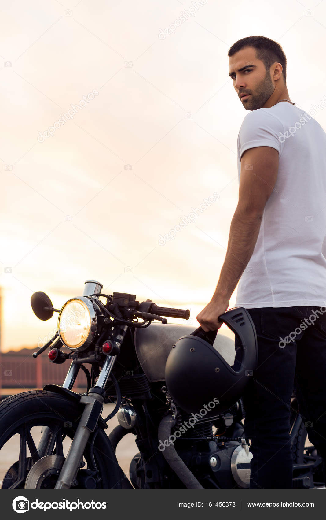 Brutaler Mann in der Nähe von seinem Café Racer custom Motorrad — Stockfoto © nikkolia #161456378