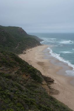 Yukarıdan dalgalar çökmesini ile kumlu plaj