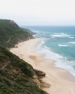 Yukarıdan dalgalar çökmesini ile kumlu plaj