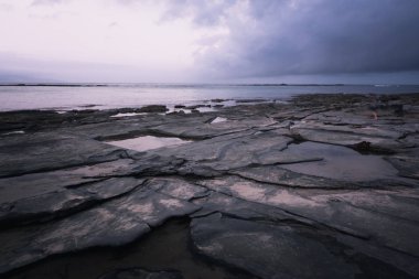 Gün batımında kayalık sahil hattı