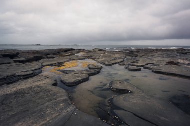 Gün batımında kayalık sahil hattı