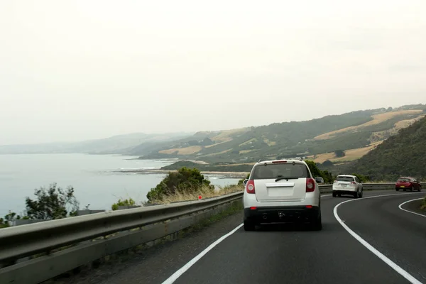 Çizgi sahil yolu eğri üzerinde otomobil
