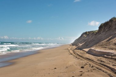 Toprak sahilde kum tepeleri üzerinden dolambaçlı yol