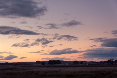 Üzerinde ülke alanı hafif bulutlu gökyüzü günbatımı