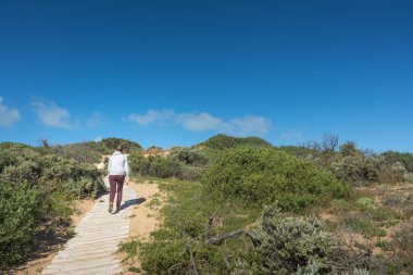 Kadın sand dune Coorong Milli Parkı'nda üzerinde hiking