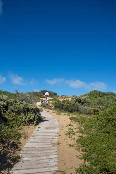 Kadın sand dune Coorong Milli Parkı'nda üzerinde hiking