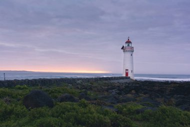 Gündoğumu kayalar ile bağlantı noktası peri deniz feneri