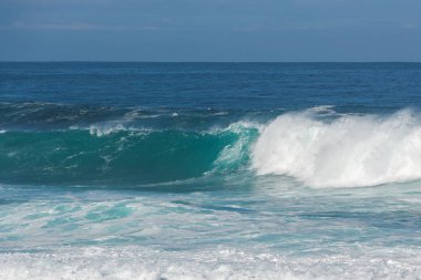 Kaba dalgalar okyanusta gürültüyle çarpmak