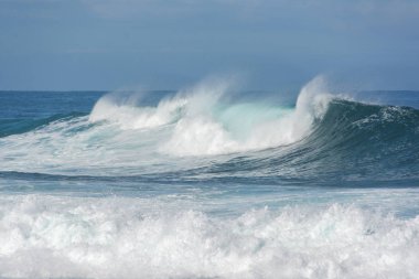 Kaba dalgalar okyanusta gürültüyle çarpmak