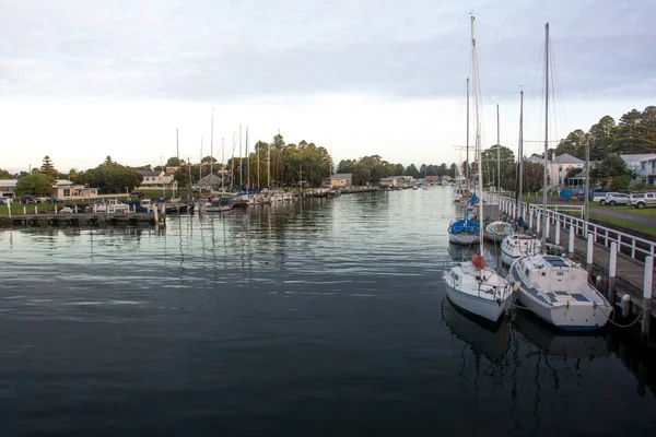 Barcos no porto da aldeia costeira com água calma — Fotografia de Stock