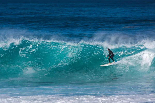 Man surfing with crashing wave behind him — Stock Photo, Image
