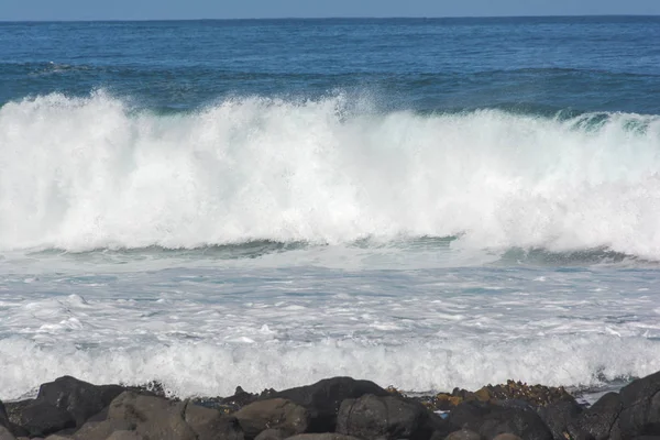 Des vagues rudes s'écrasent dans l'océan — Photo