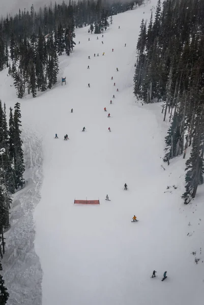 Esquiadores y snowboarders bajando las pistas de Whistler Blackcomb — Foto de Stock
