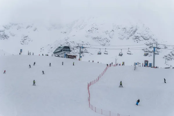 Kayakçı ve snowboard düşkünleri Whistler Blackcomb yamaç aşağı gidiyor 