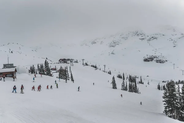 Skifahrer und Snowboarder auf den Pisten des Whistler Blackcomb — Stockfoto