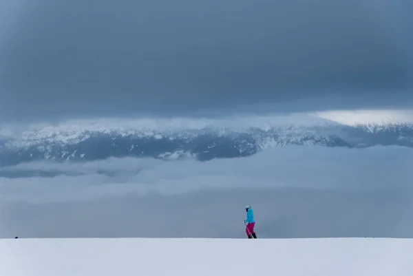 Skiier bekleyen üst kısmındaki Kayak Dağları d üzerinde seyir Çalıştır