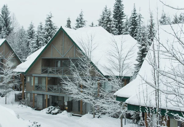 Whistler, Kanada karda kayak kulübesi kaplı