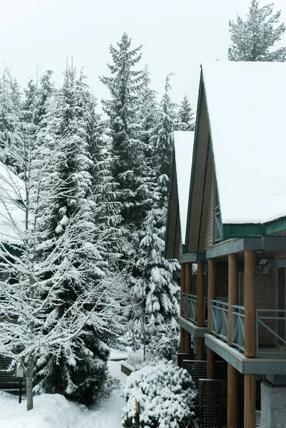 Skihütte mit Schnee bedeckt in Whistler, Kanada — Stockfoto