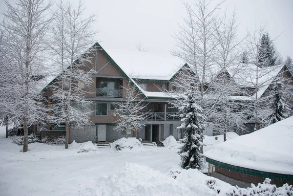Whistler, Kanada karda kayak kulübesi kaplı