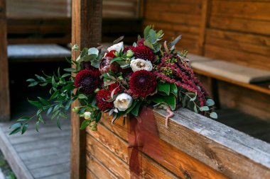  bir ağaç üzerinde bir gelin buketi bordo kırmızı marsal