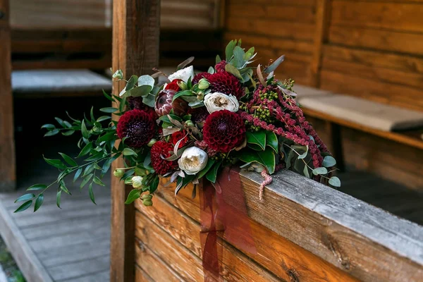  bir ağaç üzerinde bir gelin buketi bordo kırmızı marsal
