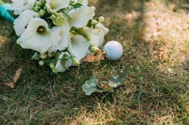  çim beyaz güzel düğün buketi ve golf topları ile altın nişan yüzük