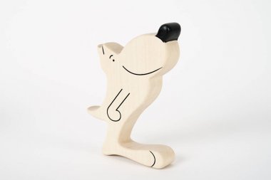 El yapımı oyuncak hayvanlar ahşap rustik arka plan üzerinde hissetti. Oyuncak hikaye masal hissettim. Gölge yansıması ile beyaz zemin üzerine. Kavram işçiliği