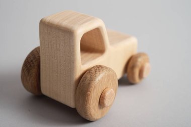 Ahşap oyuncak traktör hafif izole zemin üzerine