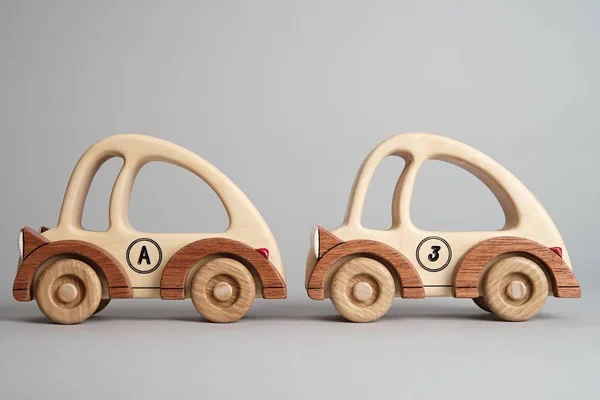 Crianças brinquedo, um velho carro de madeira — Fotografia de Stock